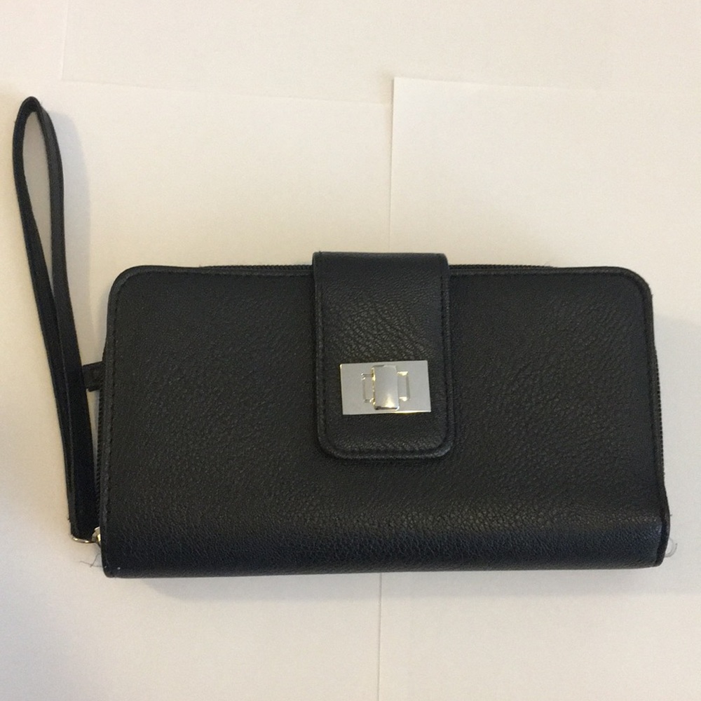 Black wallet wristlet